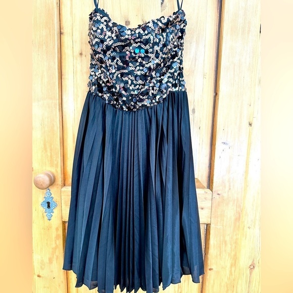 Women’s Cocktail Dress With Sequin Top and Black Pleated, Lined Skirt Size Small - Picture 1 of 13